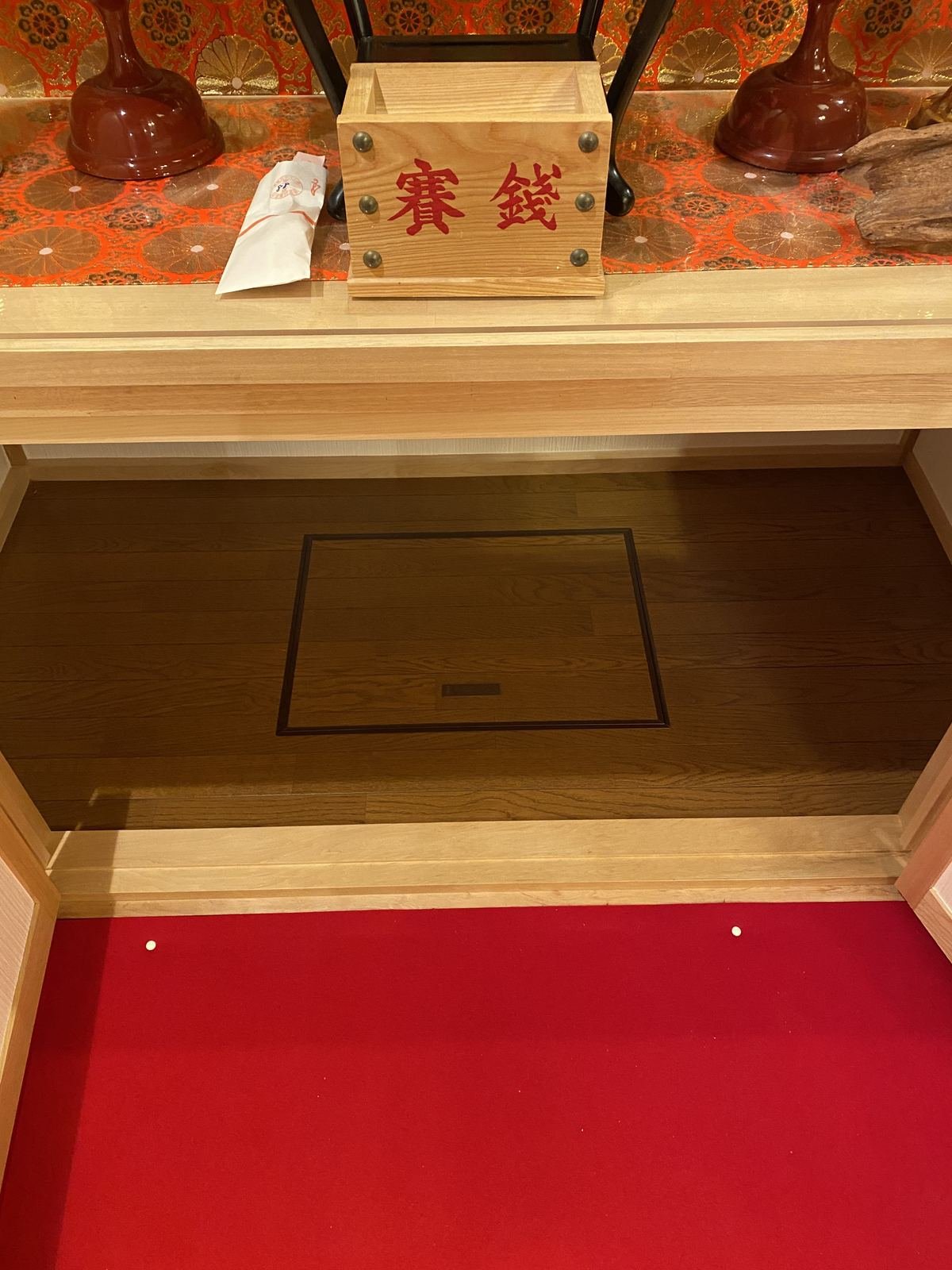 本堂内部の納骨空間